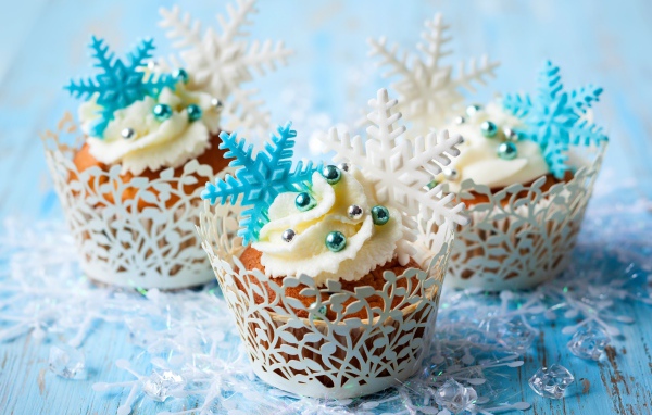 Новогодние капкейки со снежинками и бусинами