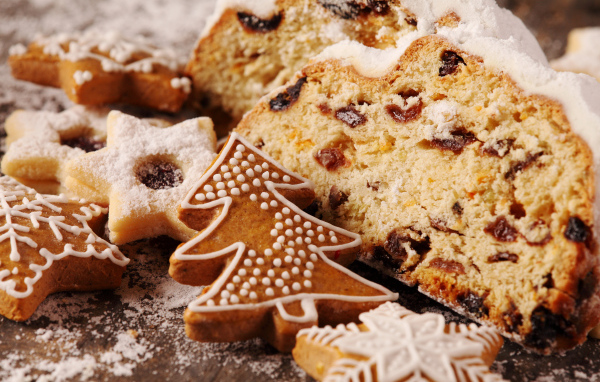 Печенье в форме елок на столе с кексом с сухофруктами