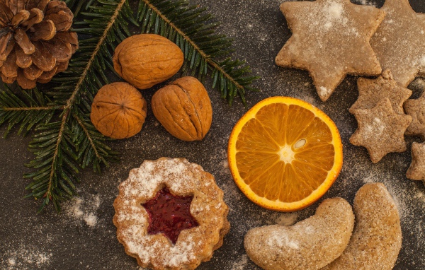 Печенье на столе с грецкими орехами и кусочком апельсина