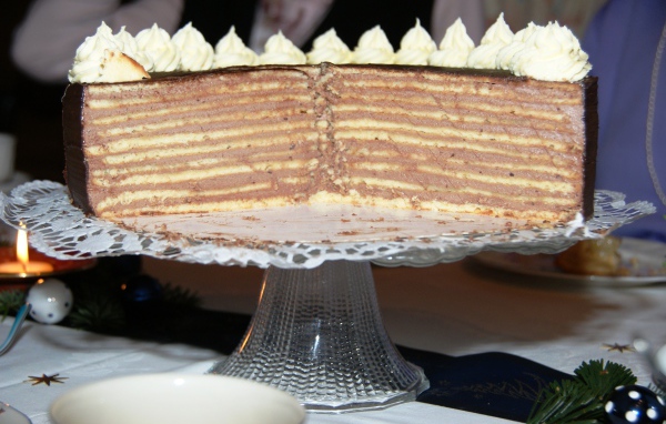 Разрезанный торт с кремом на стеклянном блюде