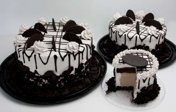 Вкусное пирожное с шоколадным печеньем  