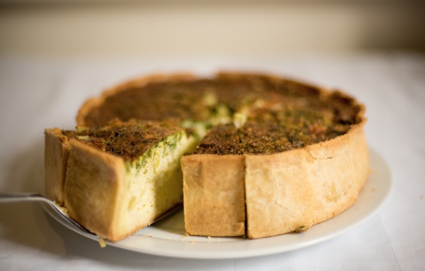 Вкусный пирог на большой белой тарелке 