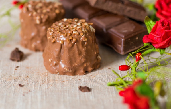 Вкусные шоколадные конфеты с орехами на столе 