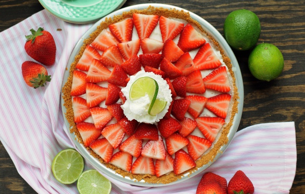 Вкусный пирог с кремом, клубникой и лаймом