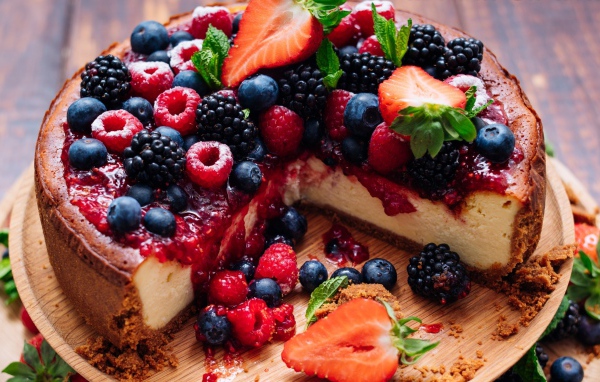 Вкусный сладкий чизкейк со свежими ягодами 