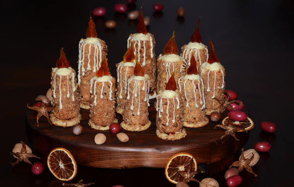 Десерт свечи на черном фоне