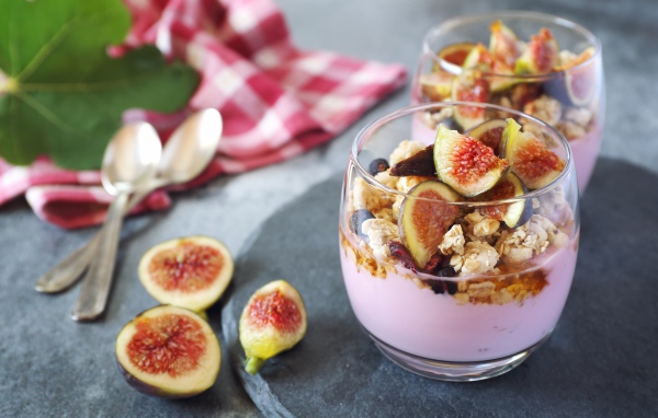 Десерт с хлопьями и кусочками инжира