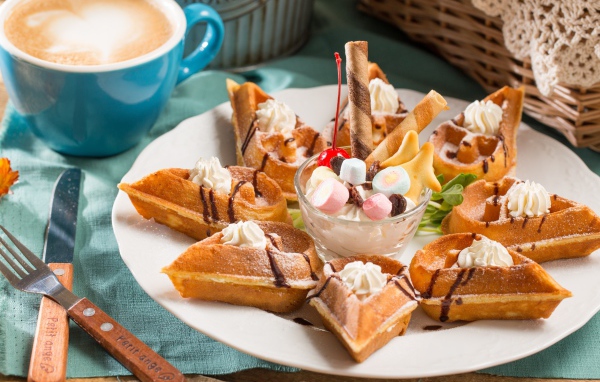 Десерт с мороженым и чашкой кофе