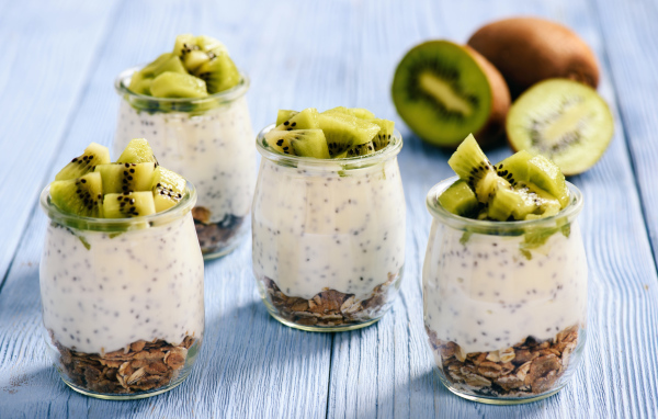 Десерт с овсяными хлопьями и йогуртом в стаканах с кусочками киви