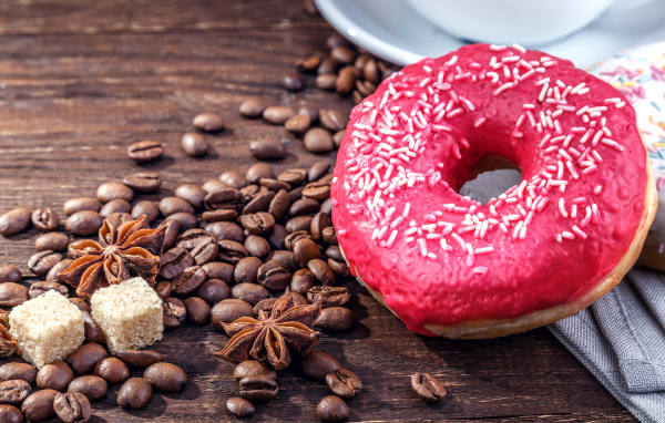 Пончик с глазурью, зернами кофе,  сахаром и бадьяном