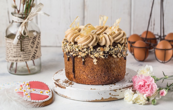 Пасхальный кулич с кремом и шоколадом 