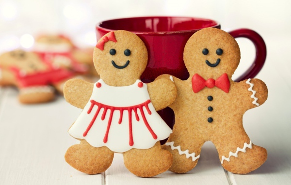Праздничное печенье мальчик и девочка с чашкой на столе