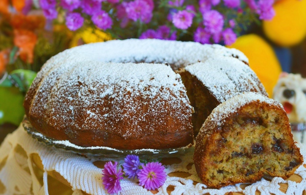 Ароматный кекс с сухофруктами посыпан сахарной пудрой 