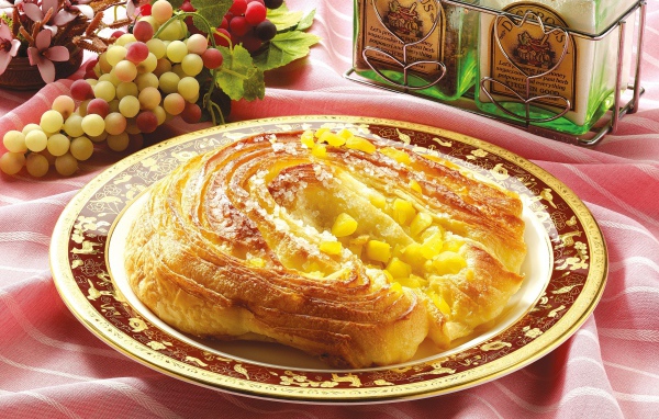 Свежая выпечка на тарелке