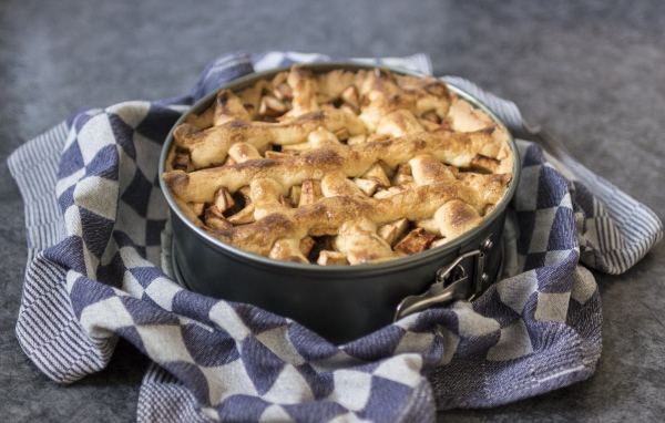 Свежий пирог на столе в форме для выпечки