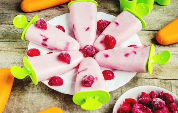 Фруктовое мороженое с ягодами вишни на столе 