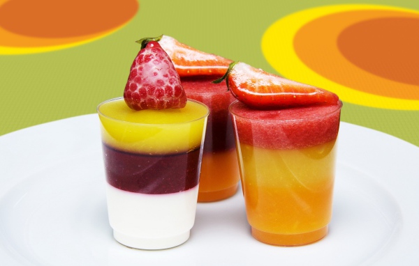 Фруктовое желе в стаканах с ягодами