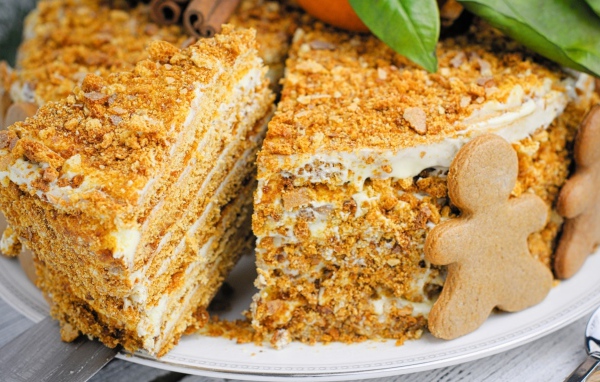 Медовый торт и имбирным печеньем на блюде