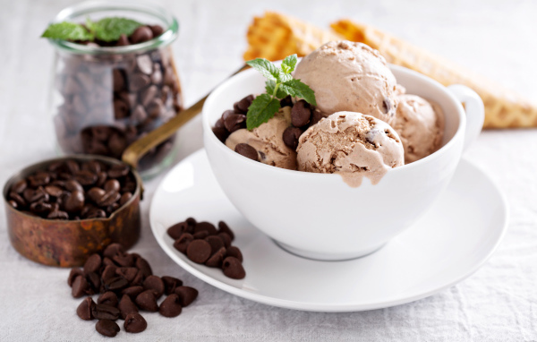 Шарики мороженого с зернами кофе