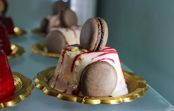 Десерт желе с печеньем макарун 