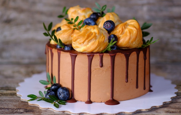 Торт мусс с профитролями и ягодами черники 