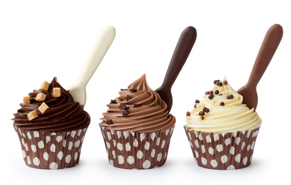 Маффины с кремом на белом фоне