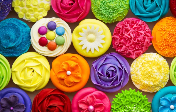 Разноцветные украшенные кексы