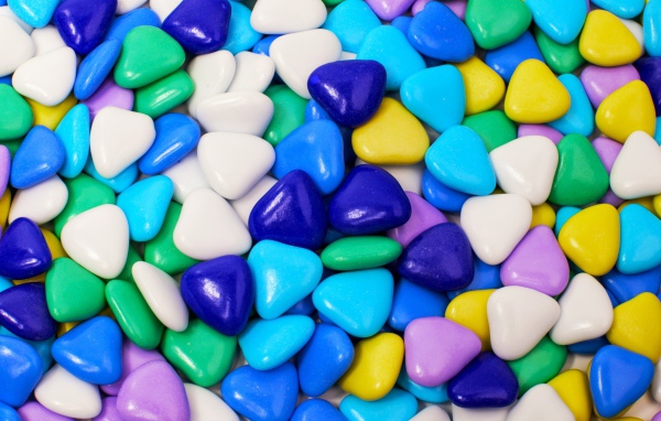 Разноцветные конфеты в форме сердца