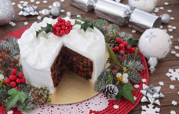 Новогодний торт на столе с новогодними украшениями