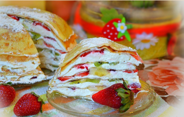 Блинный торт с творогом и фруктами 