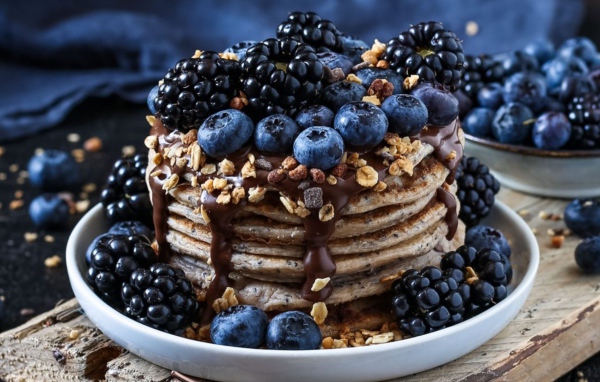 Панкейки с ягодами черники и ежевики