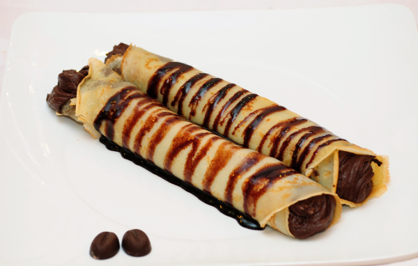 Блины с шоколадной начинкой на тарелке