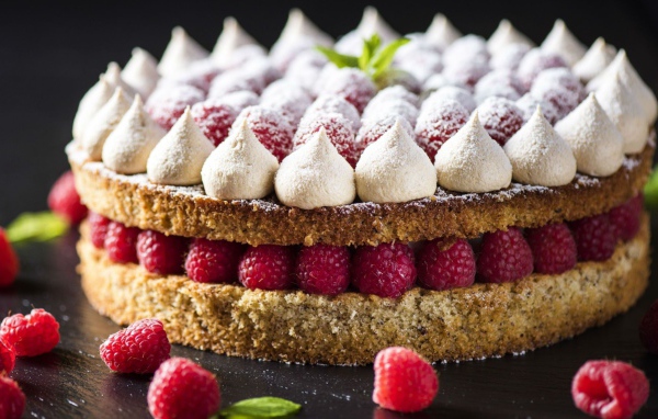 Пирог с ягодами свежей малины и меренгой 