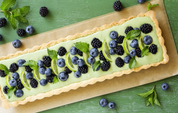 Пирог с лаймом, ягодами черники и ежевики