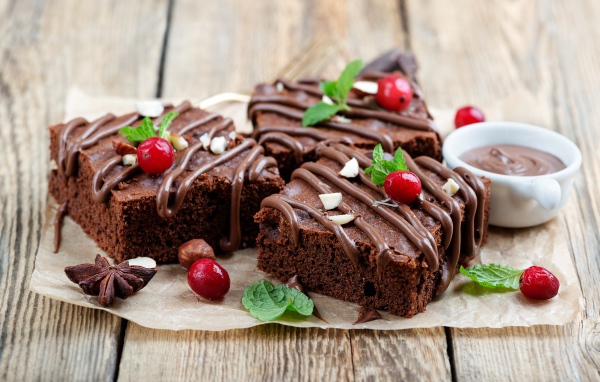 Кусочки шоколадного пирожного с ягодами
