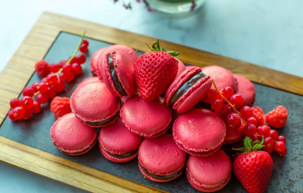 Розовые макаруны с красной смородиной и клубникой