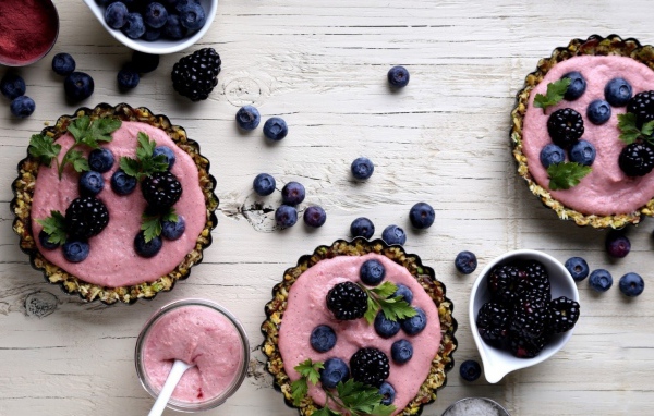 Пудинг с ягодами черники и ежевики на столе 