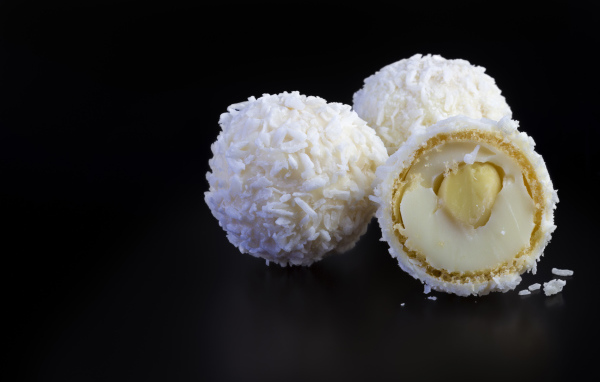 Конфеты раффаэлло на черном фоне