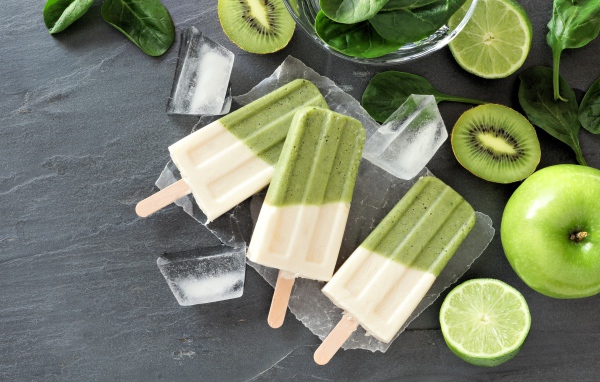 Освежающее фруктовое мороженое с лаймом и яблоком