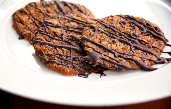 Круглое печенье с шоколадом на белой тарелке