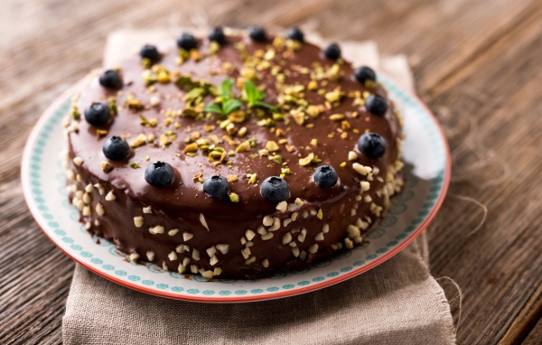 Круглый торт с шоколадом и ягодами черники