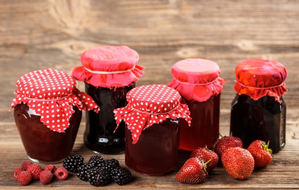 Клубничный, черничный и малиновый джем в банках