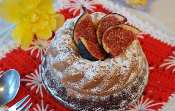 Сладкий кекс с инжиром и сахарной пудрой 