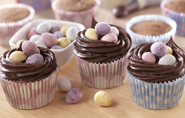 Сладкие кексы с шоколадом и конфетами