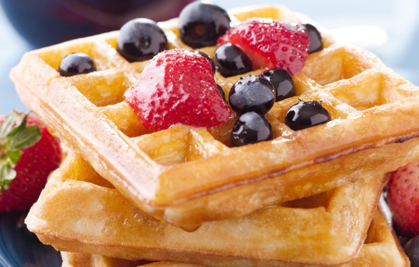Сладкие медовые вафли с ягодами 