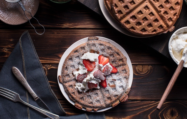 Сладкие вафли со сливками и ягодами клубники 