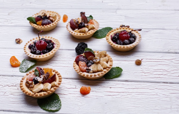 Тарталетки со сливами, бананом и сухофруктами