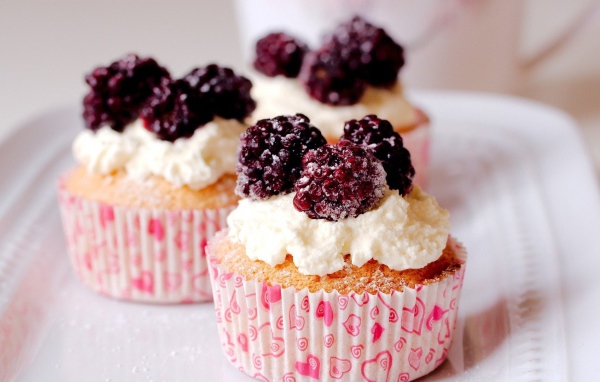 Три кекса с кремом и замороженной малиной