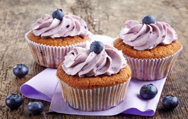 Три аппетитных кекса с кремом и ягодами черники