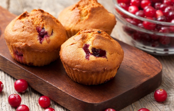 Три кекса с клюквой на разделочной доске